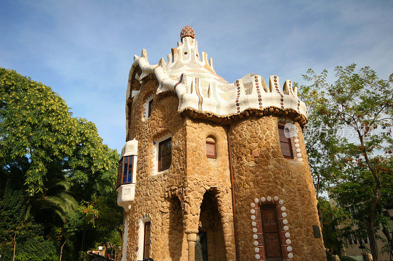 由Antoni Gaudi设计的建筑在公园Guell，西班牙巴塞罗那